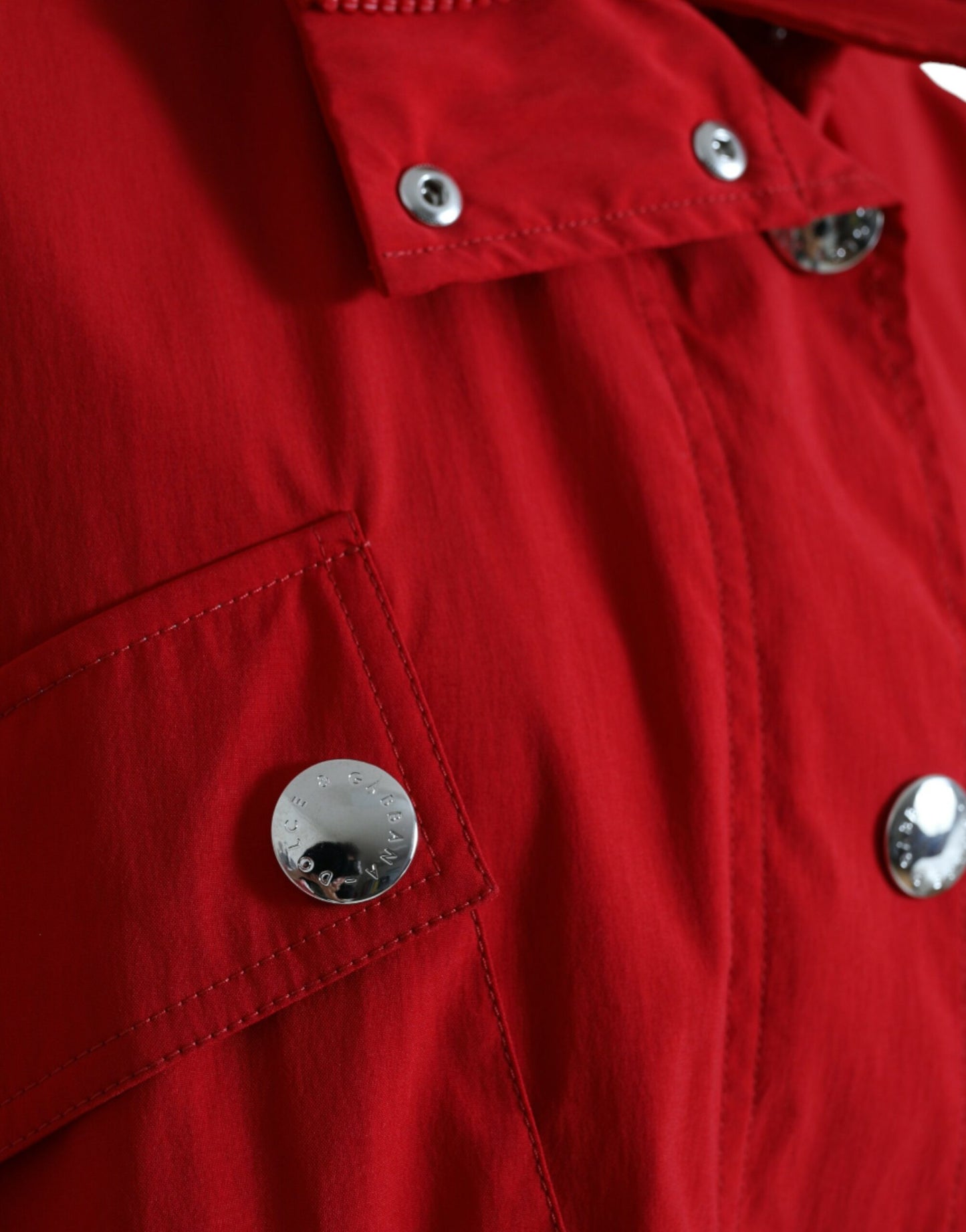 Rote Regenjacke aus Polyester mit Kapuze und Knopf
