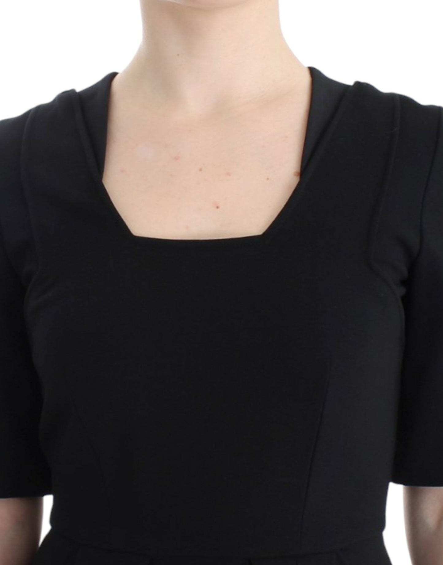 Schwarzes kurzärmliges Venuskleid
