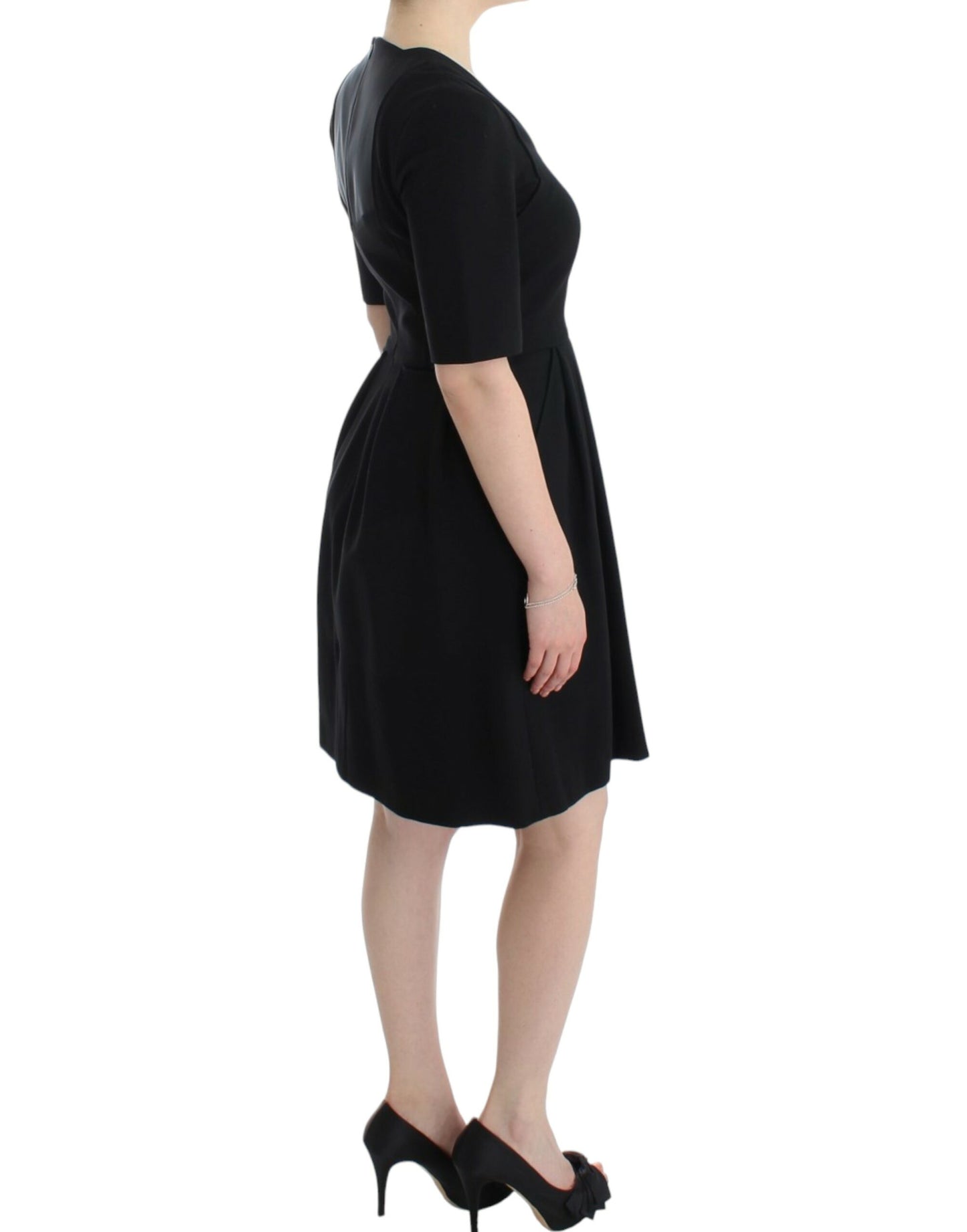 Schwarzes kurzärmliges Venuskleid