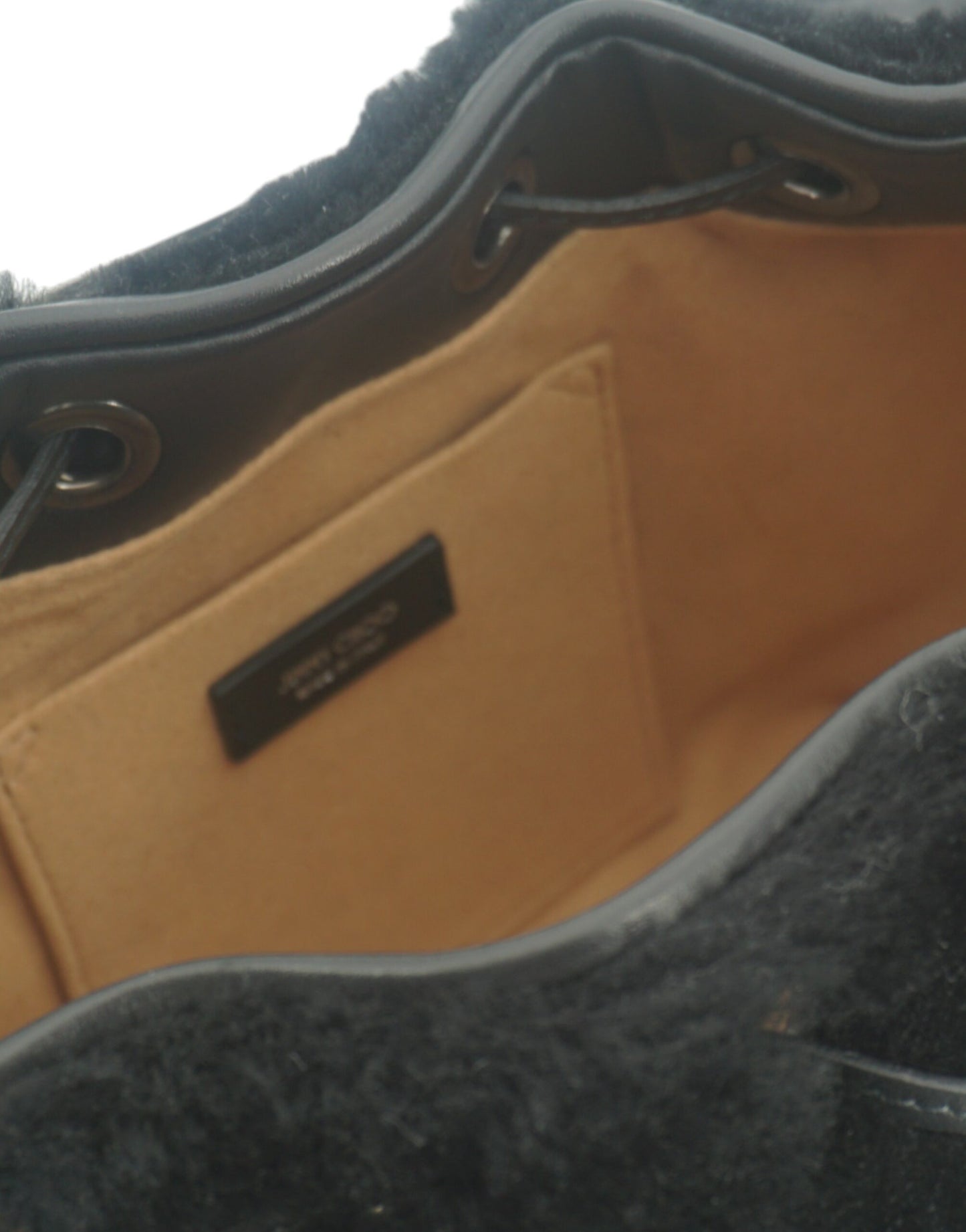 Schwarze Ledertasche mit Henkel und Schultertasche