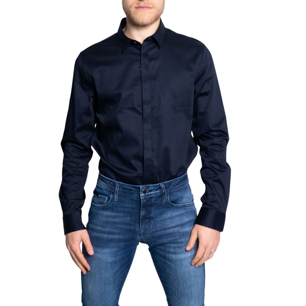 Blaues Baumwollhemd