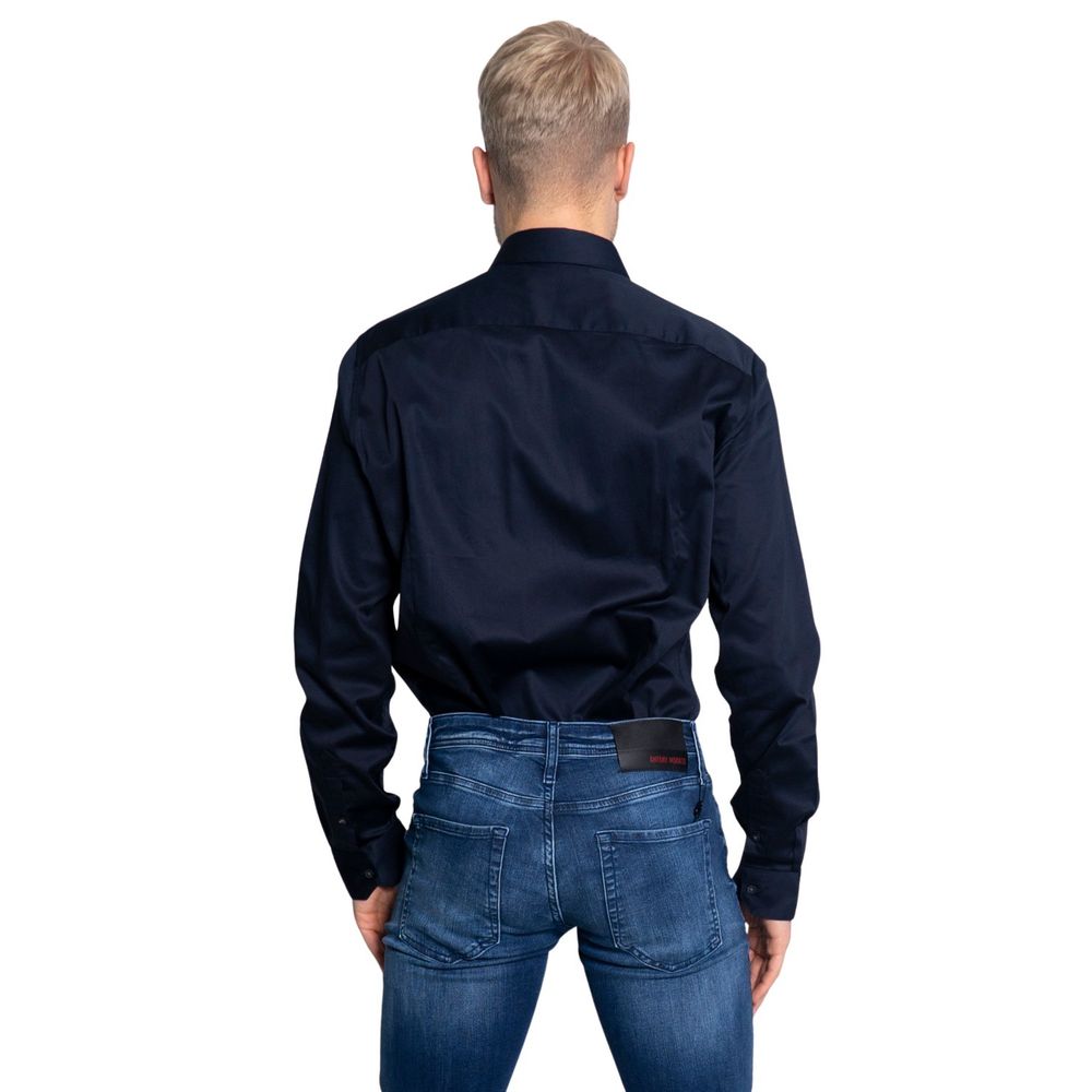 Blaues Baumwollhemd