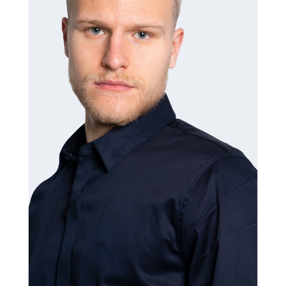 Blaues Baumwollhemd