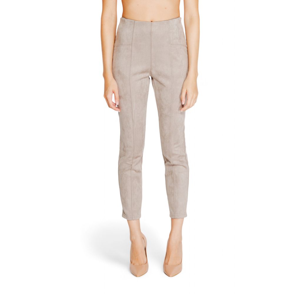 Graue Polyesterjeans und -hose