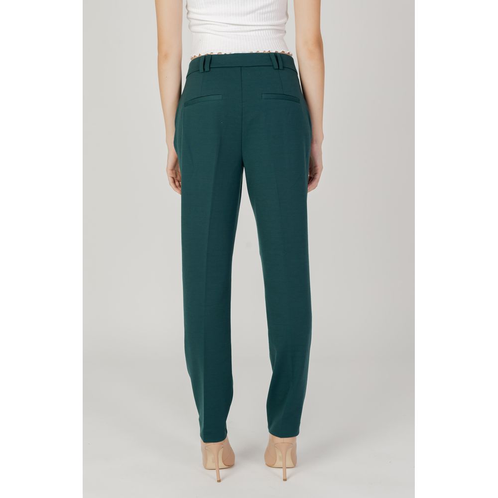 Grüne Polyesterhose