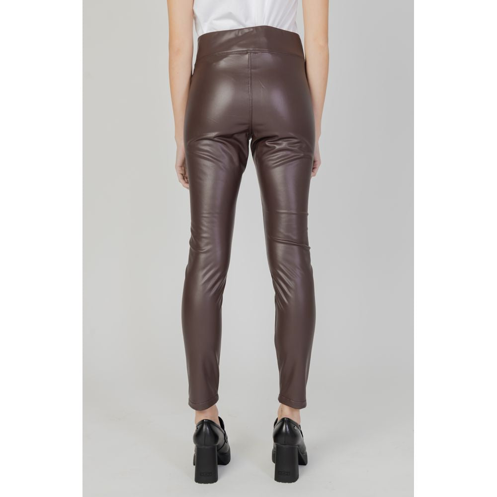 Braune Polyesterjeans und -hose