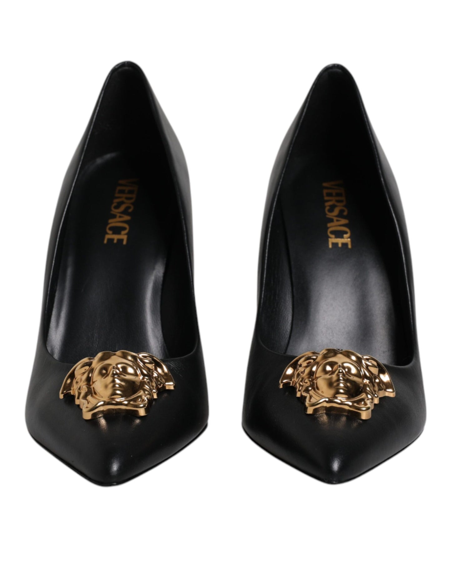 Schwarze Pumps mit Logo-Plakette aus Leder