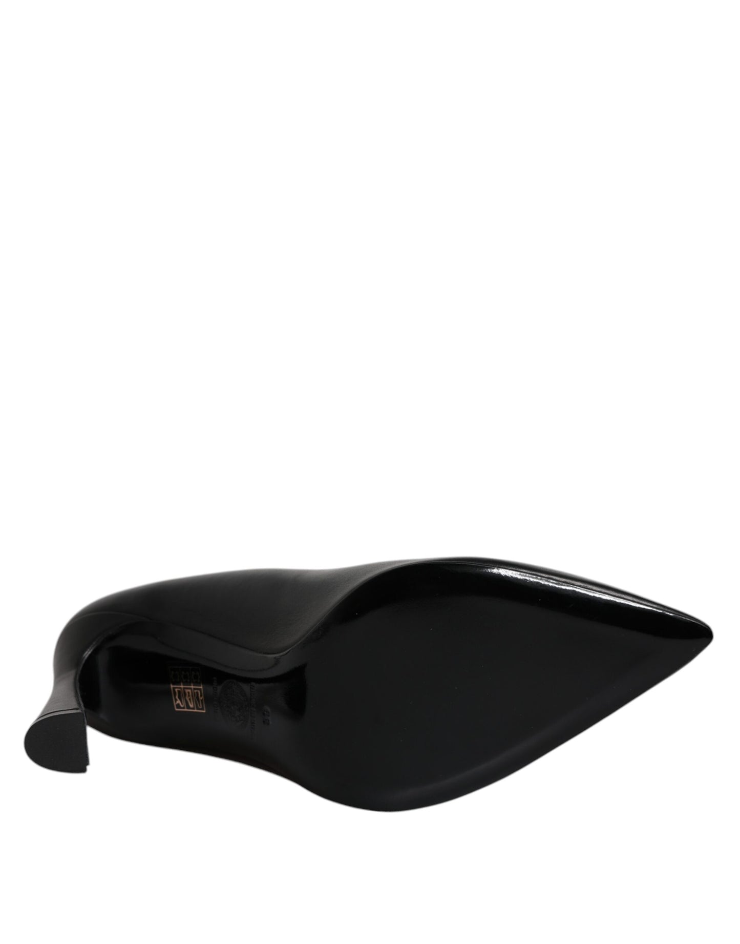 Schwarze Pumps mit Logo-Plakette aus Leder