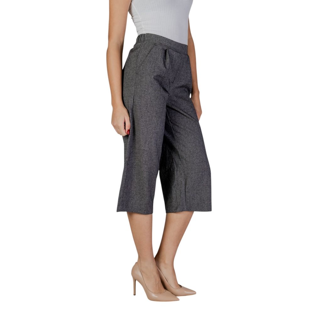Schwarze und weiße kurze Hose aus Polyester