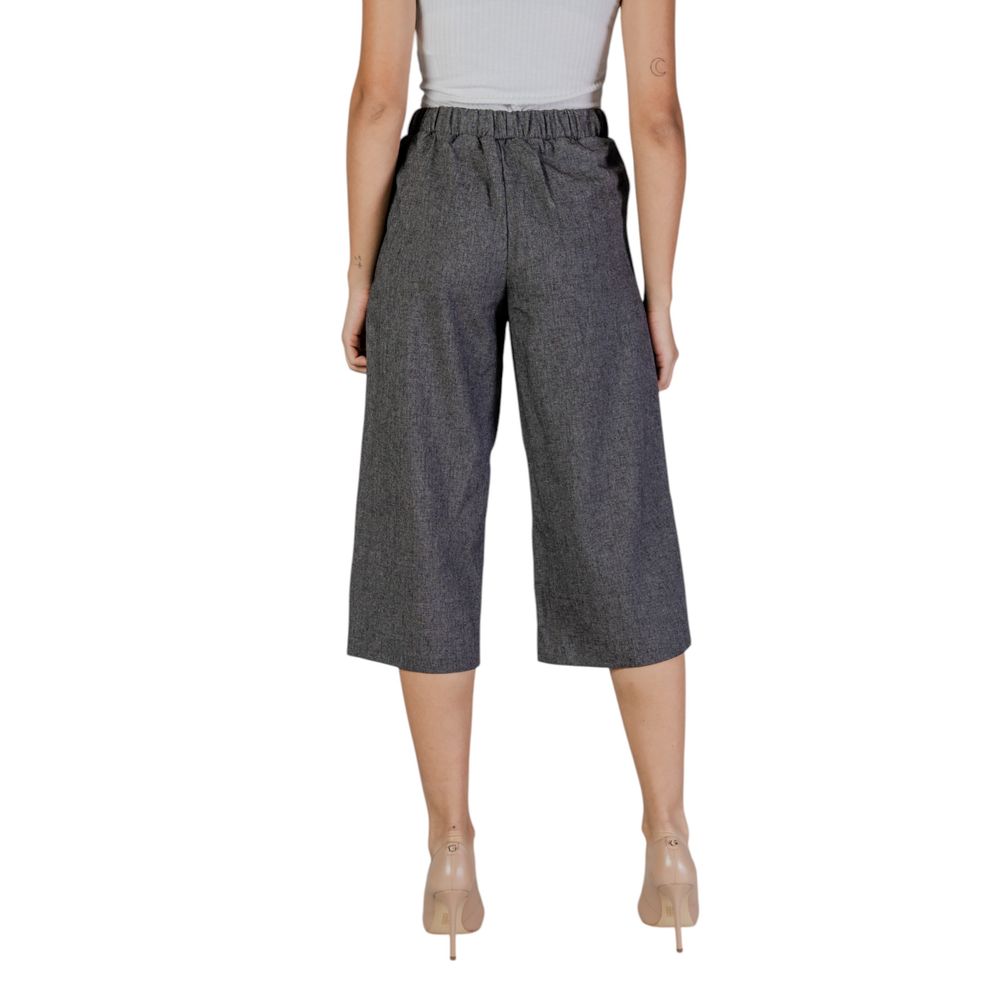 Schwarze und weiße kurze Hose aus Polyester