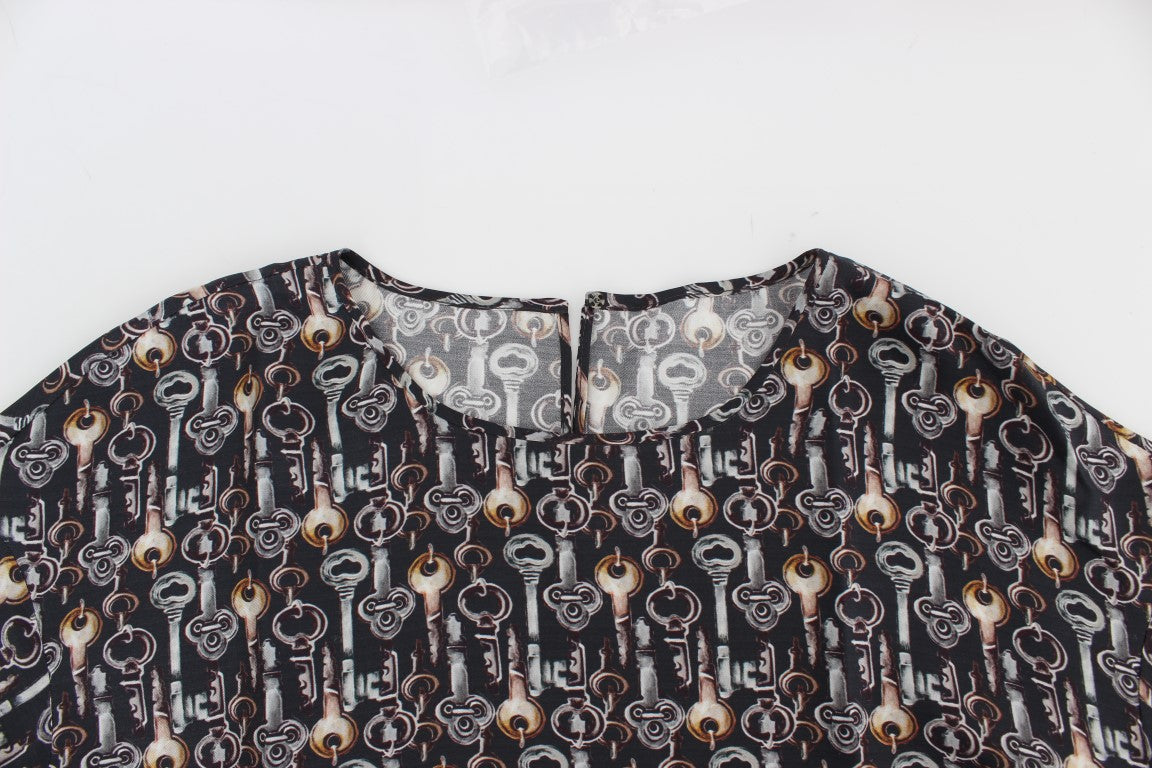 Graues Seidenblusen-T-Shirt mit goldenem Schlüsseldruck