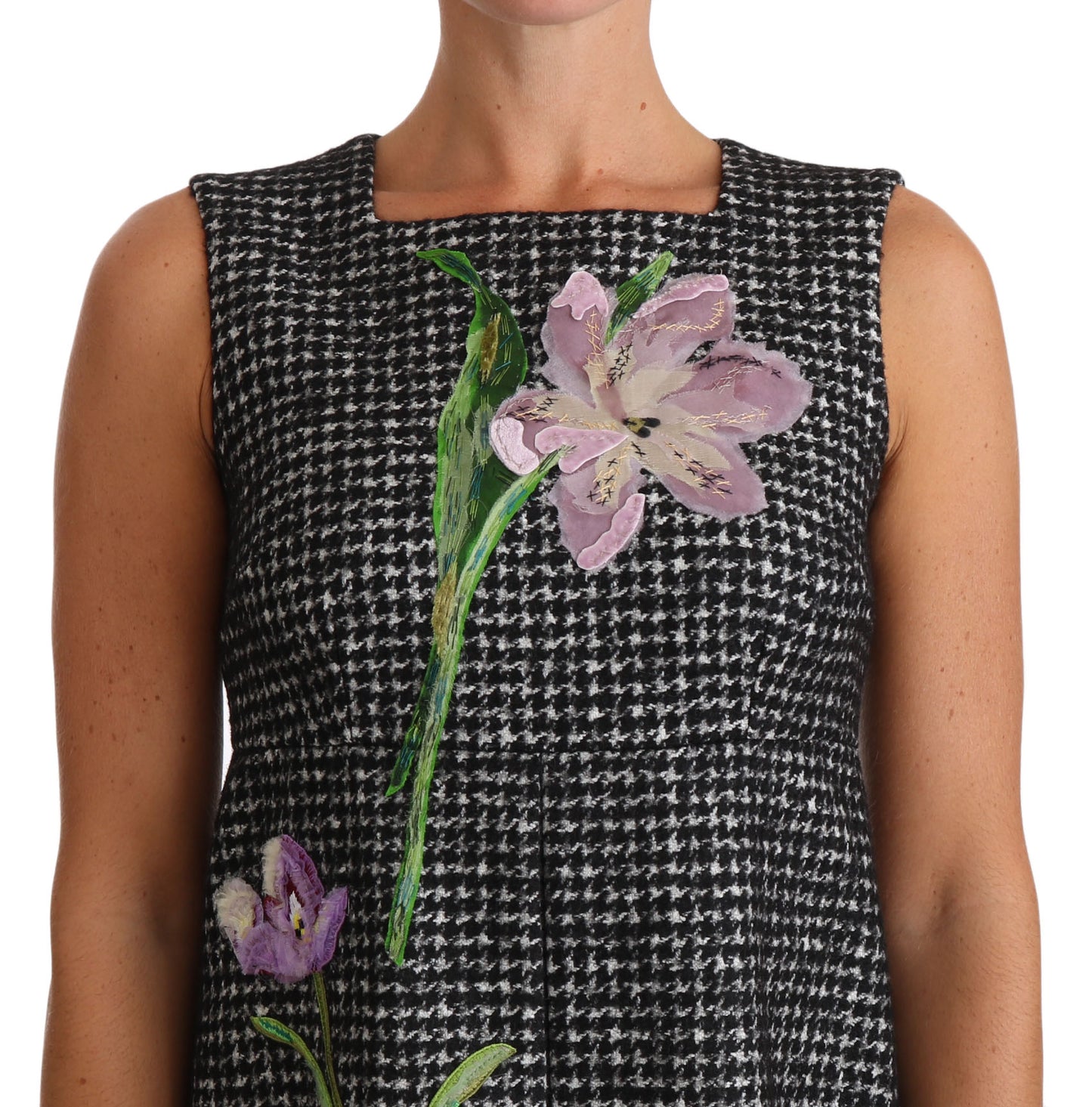 Graues Mini-Etuikleid mit Hahnentrittmuster und Blumenapplikation