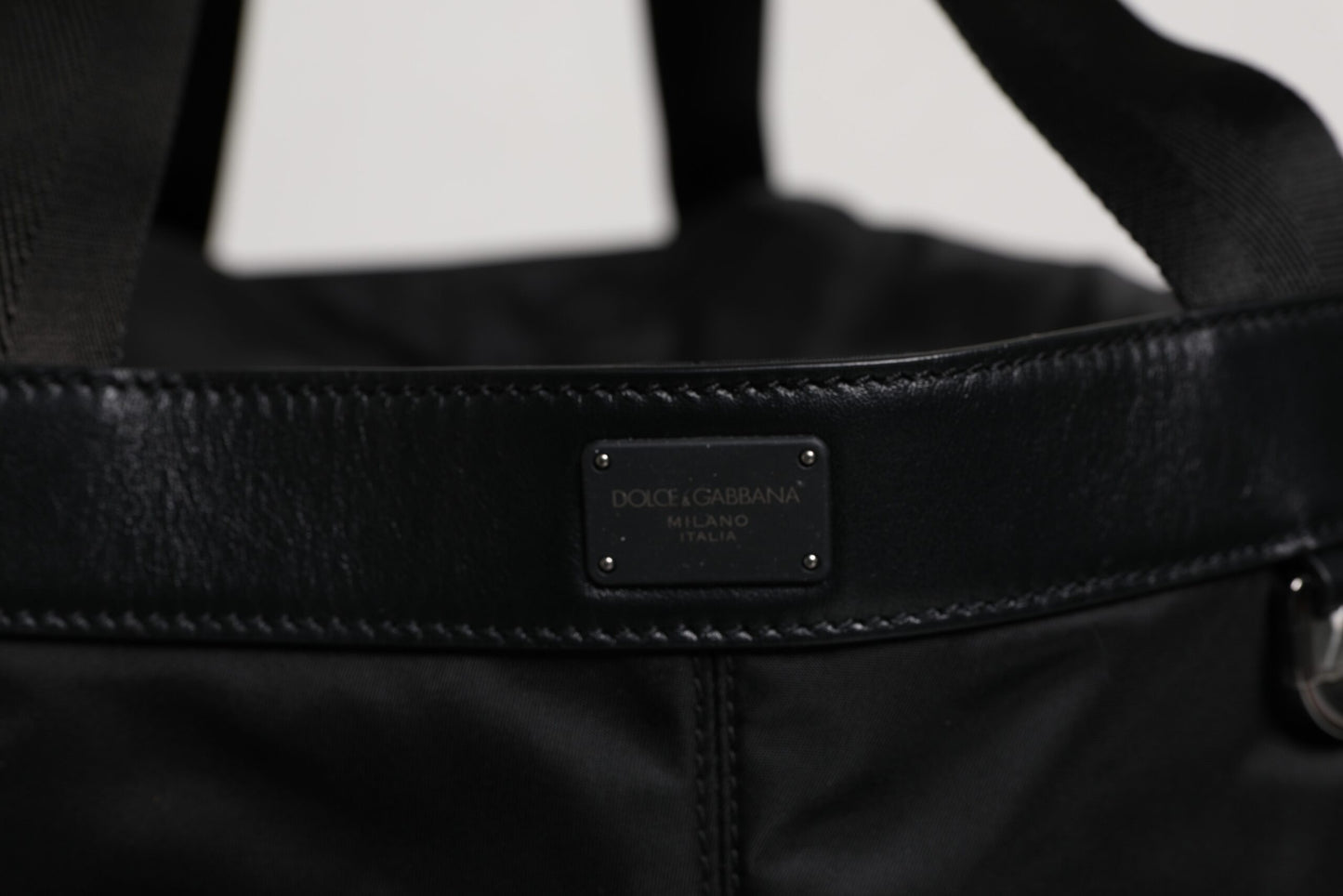 Schwarze Nylon-Schultertasche mit weißem ikonischem Logo