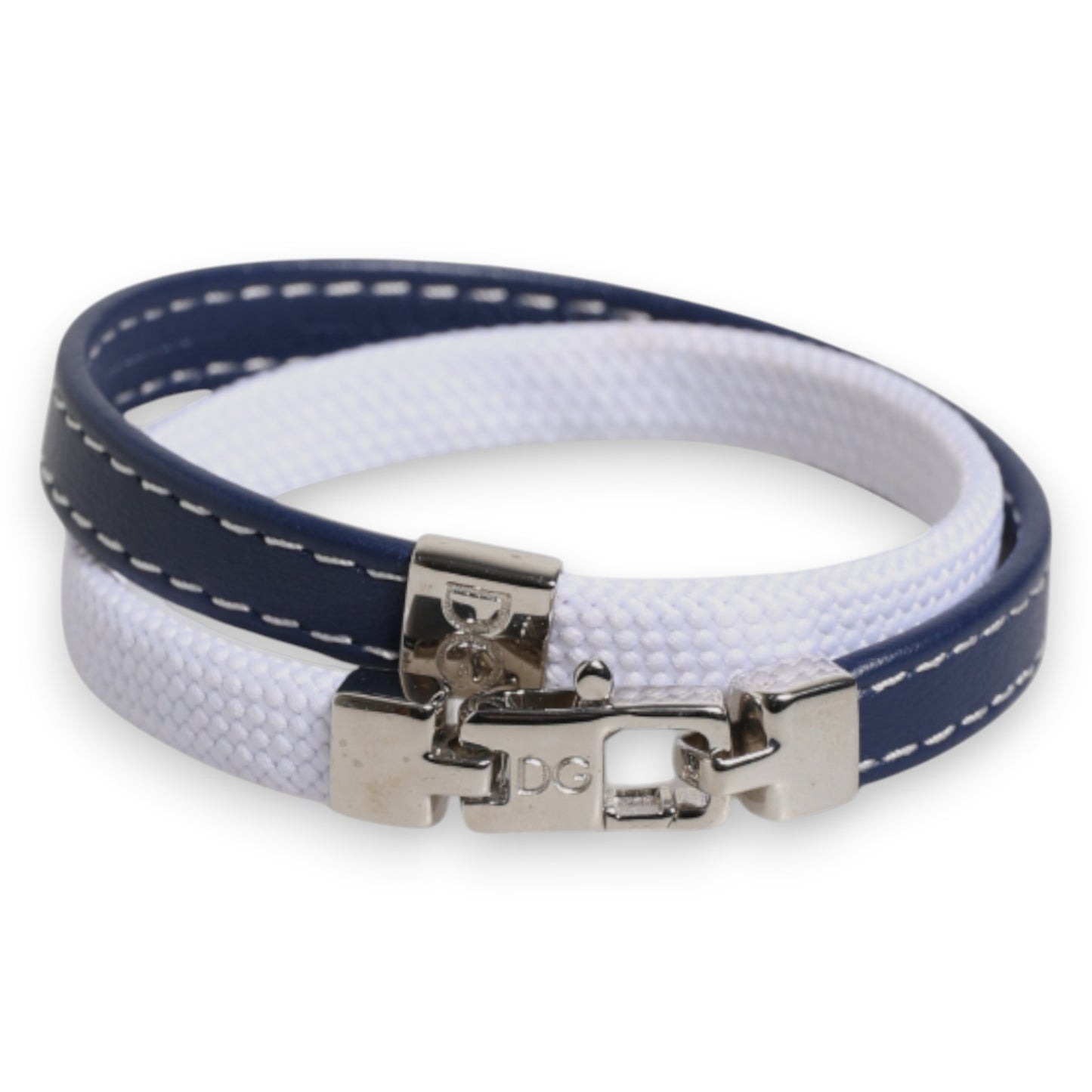 Armband mit silberfarbenem Verschluss und blau-weißem Lederbesatz mit DG-Gravur
