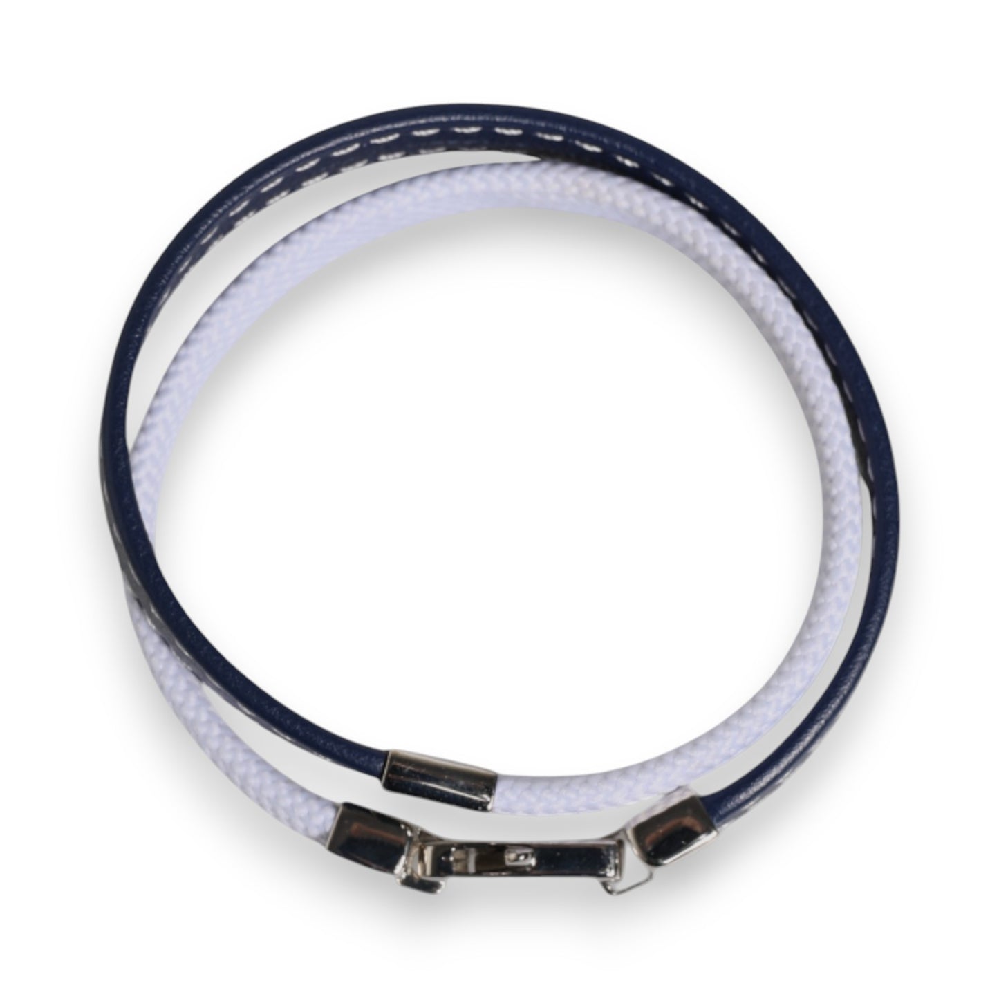 Armband mit silberfarbenem Verschluss und blau-weißem Lederbesatz mit DG-Gravur