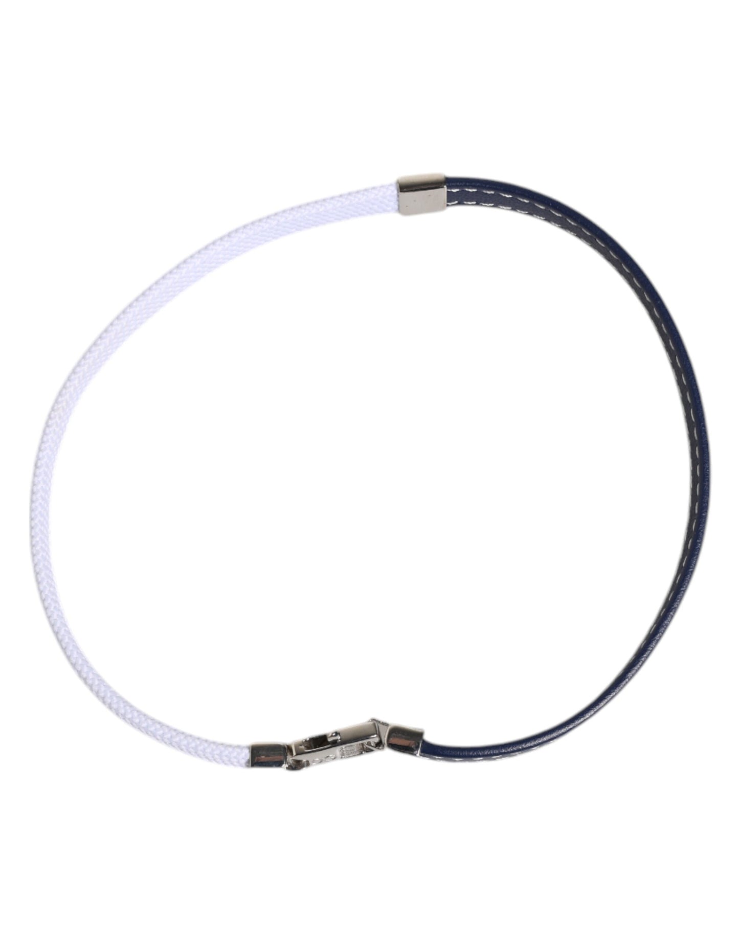 Armband mit silberfarbenem Verschluss und blau-weißem Lederbesatz mit DG-Gravur