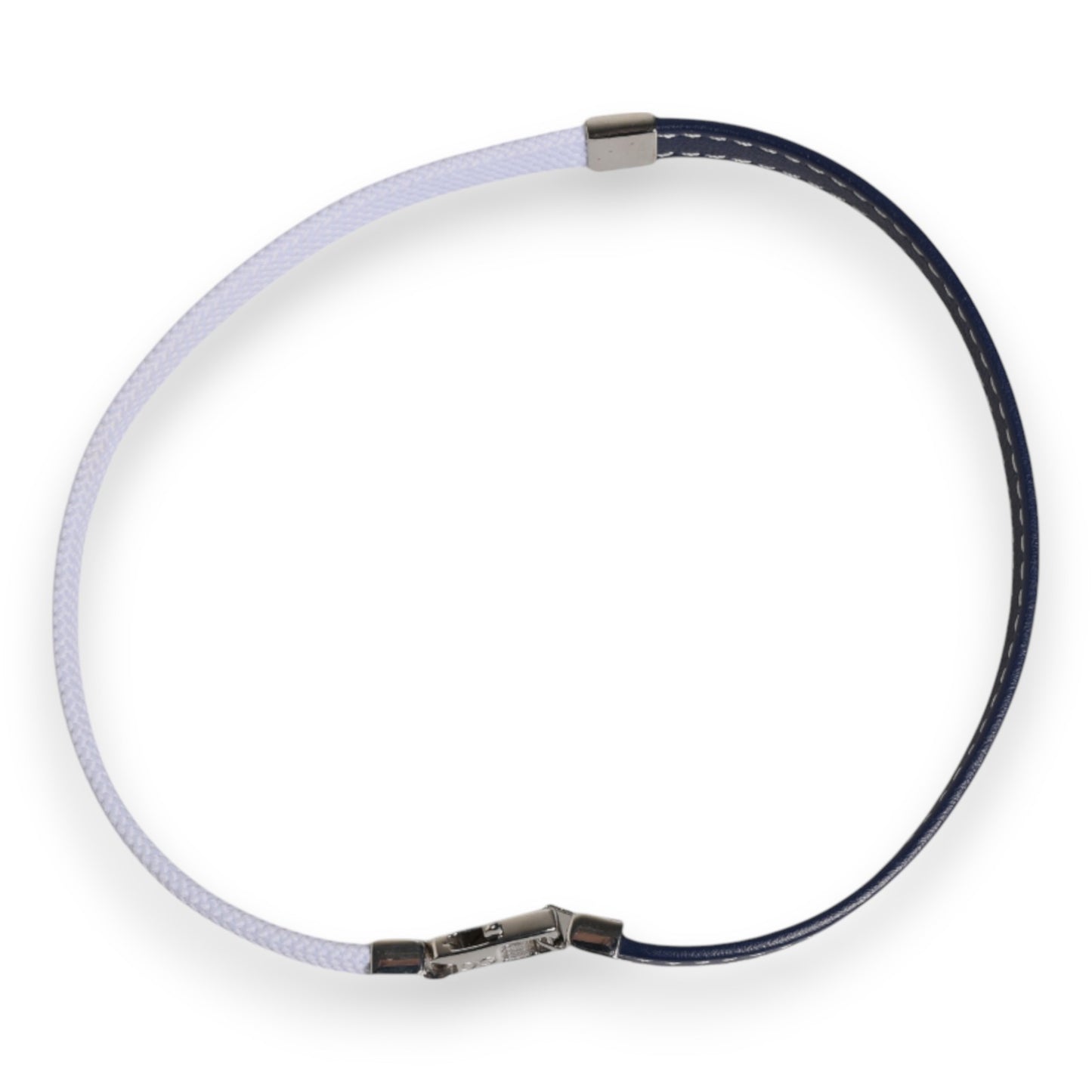 Armband mit silberfarbenem Verschluss und blau-weißem Lederbesatz mit DG-Gravur