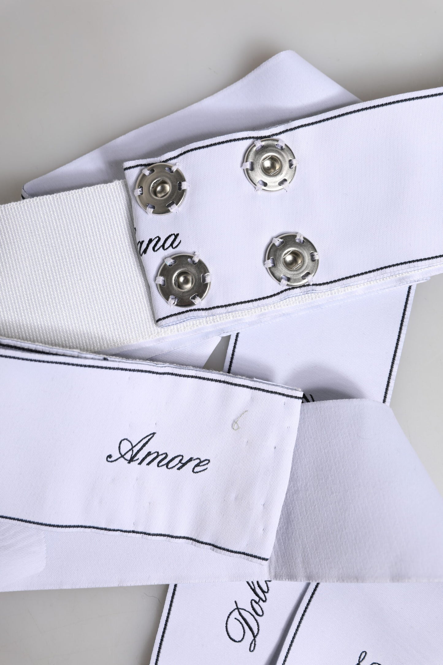 Weißer Taillengürtel mit breiter Schleife und Logo