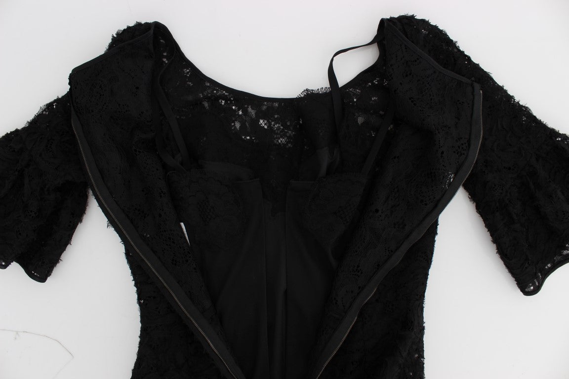 Schwarzes, langes, figurbetontes Maxikleid aus geblümter Spitze