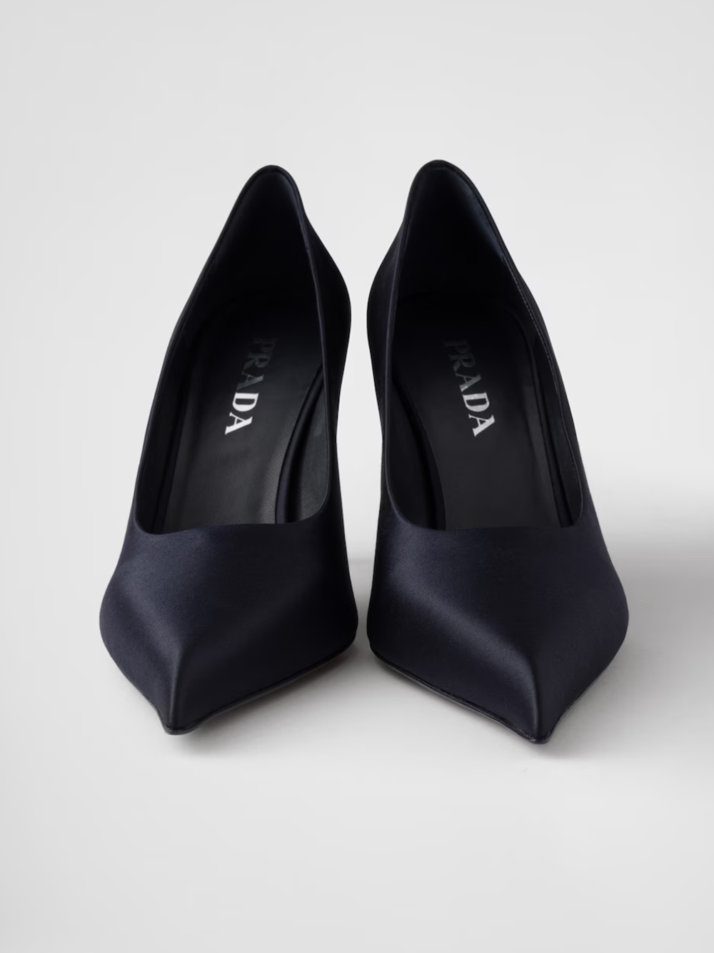 Blaue Satin-Pumps