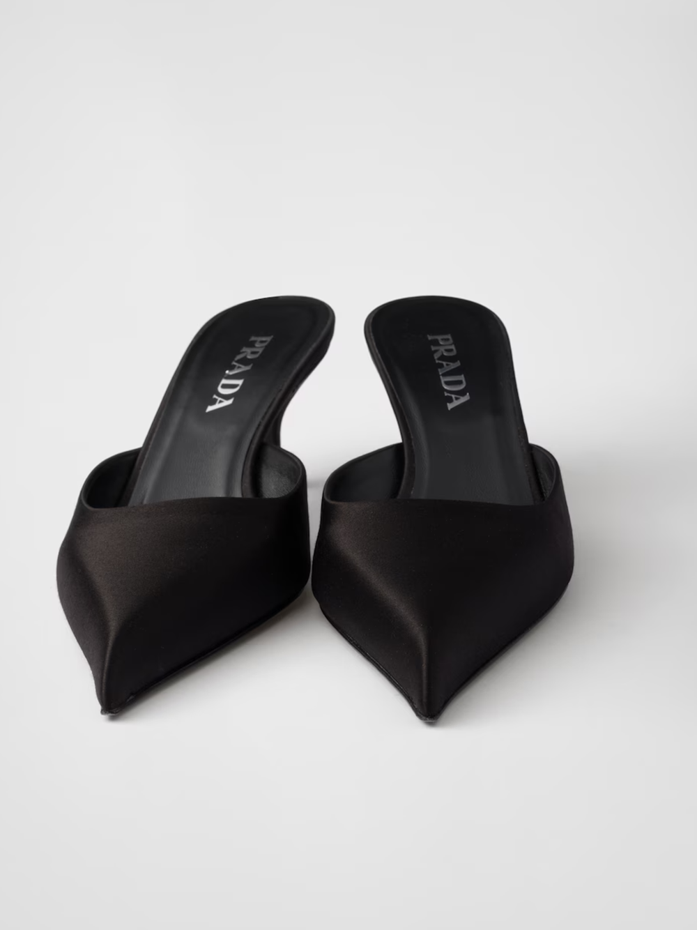 Schwarzer Satin-Sabot