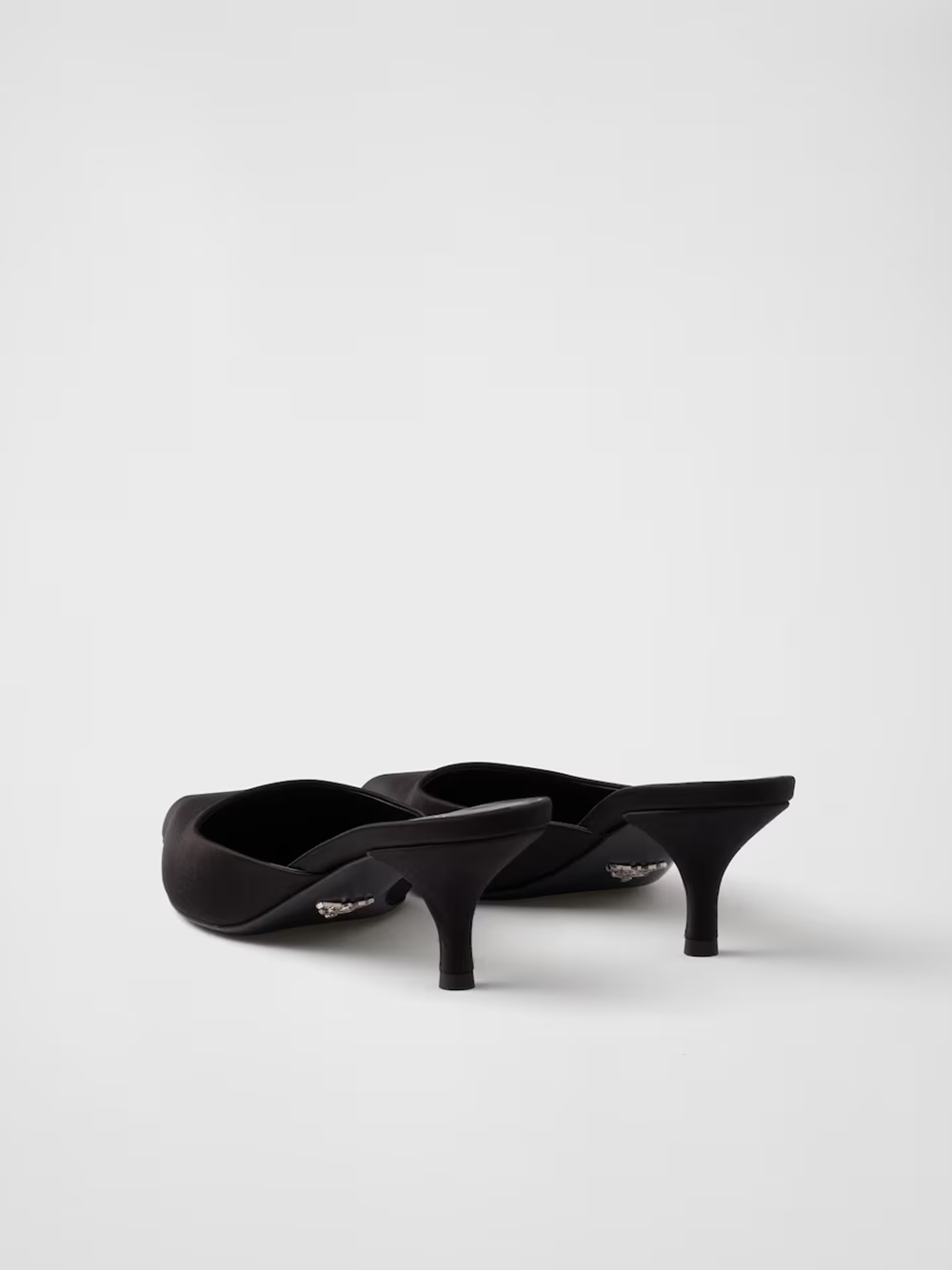 Schwarzer Satin-Sabot