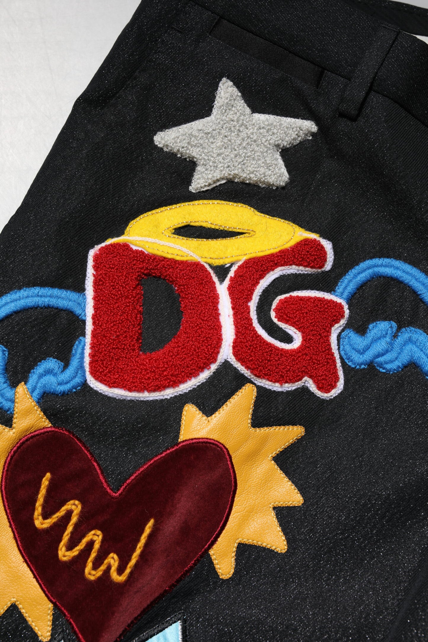 Schwarze Herrenhose mit Grafikstickerei