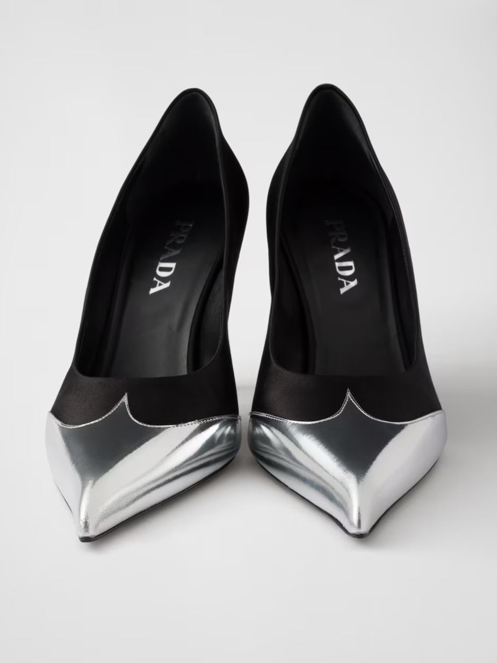 Pumps aus schwarzem Satin und metallischem silbernem Leder