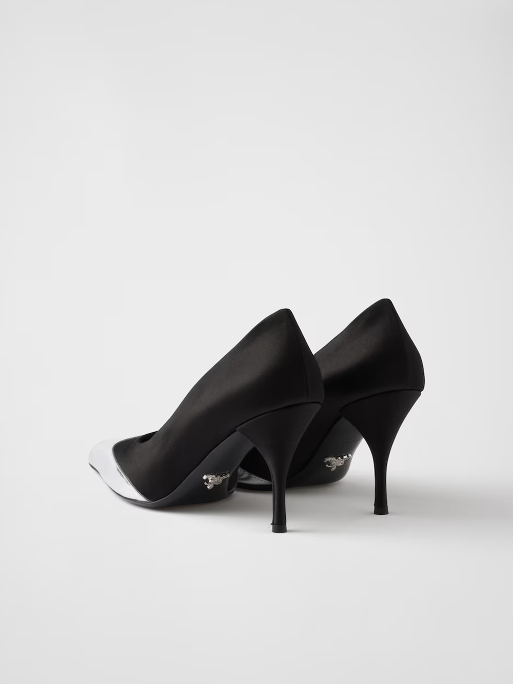Pumps aus schwarzem Satin und metallischem silbernem Leder