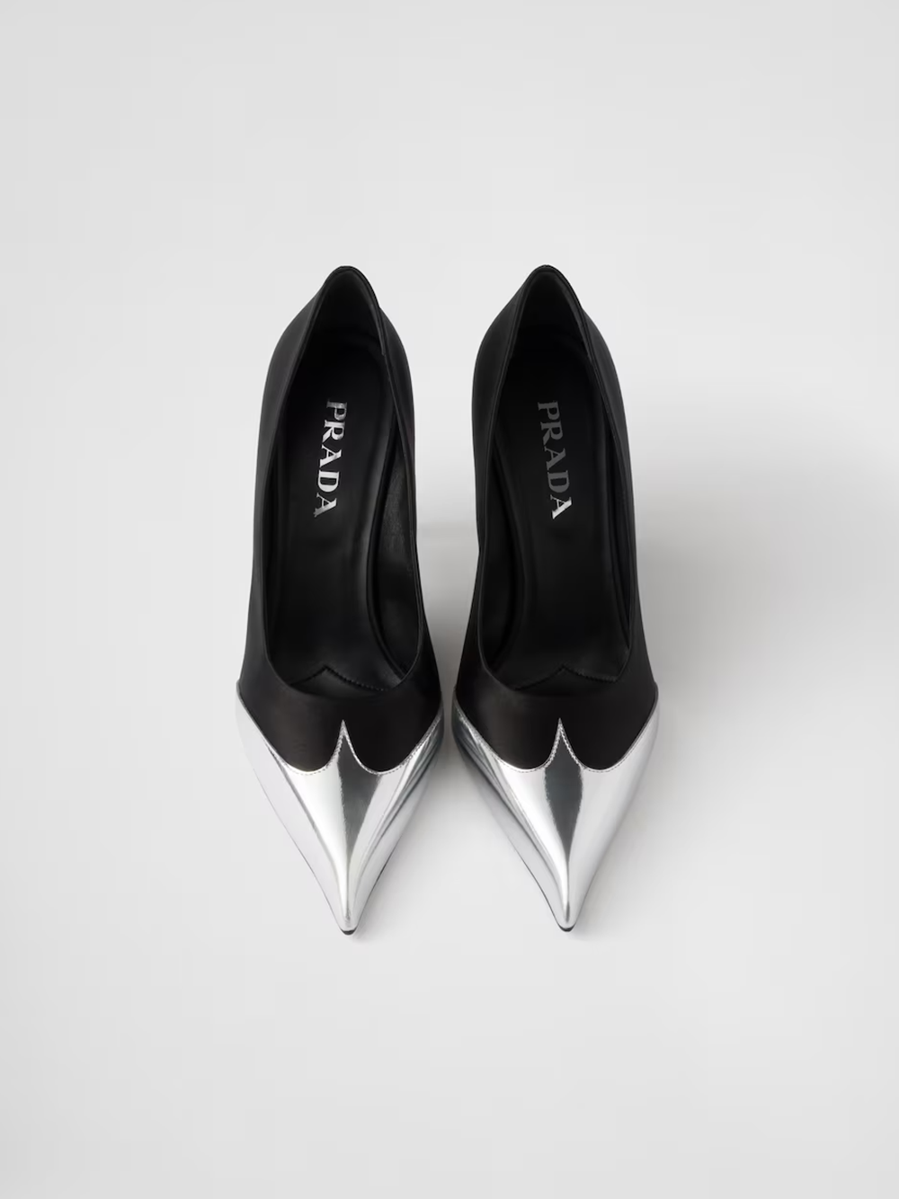 Pumps aus schwarzem Satin und metallischem silbernem Leder
