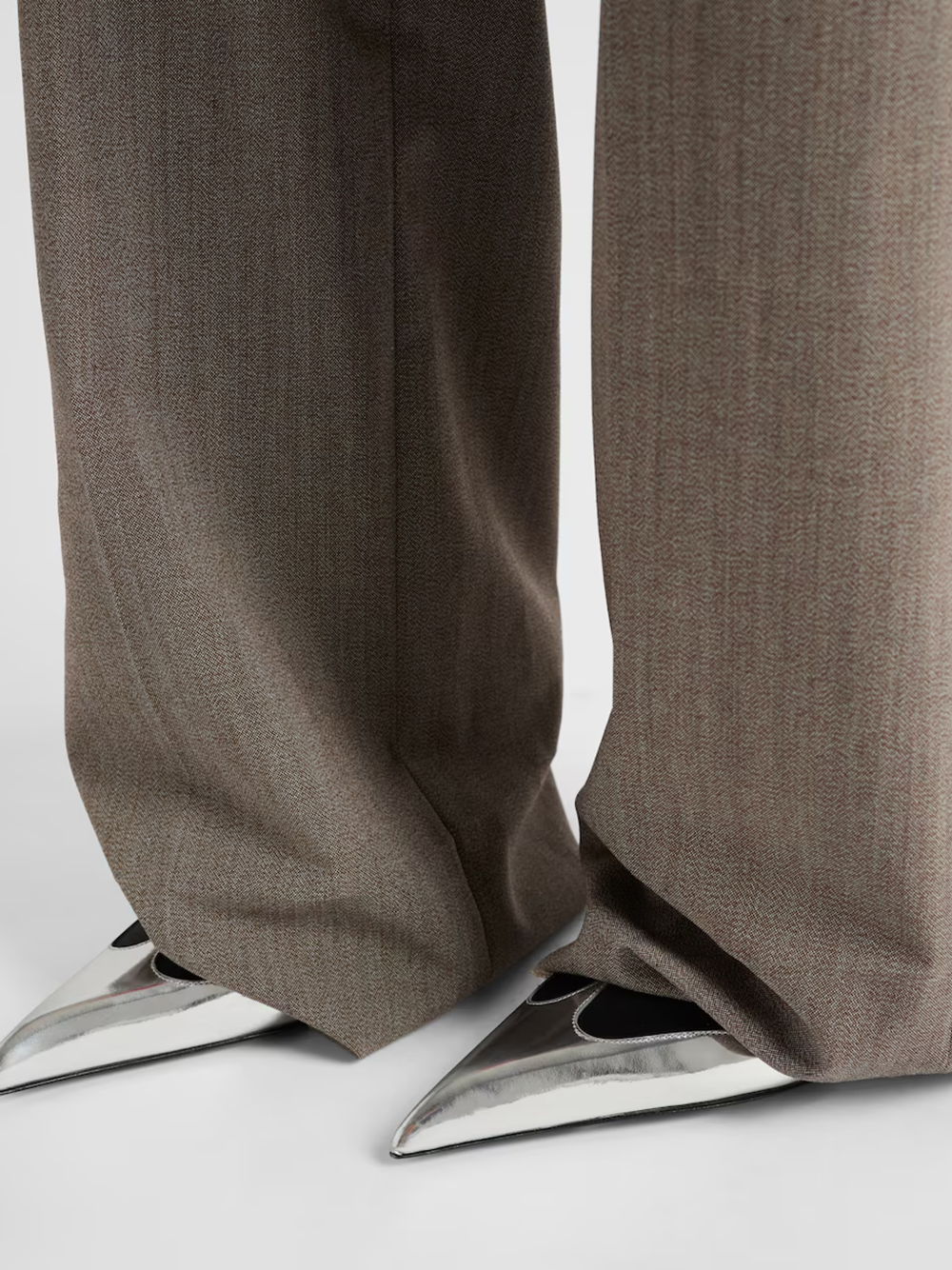 Pumps aus schwarzem Satin und metallischem silbernem Leder