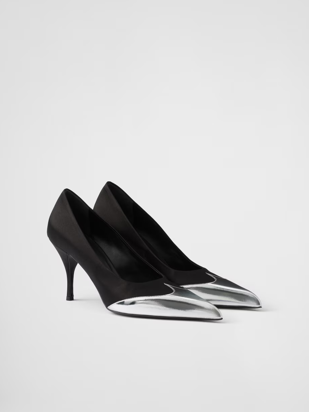 Pumps aus schwarzem Satin und metallischem silbernem Leder