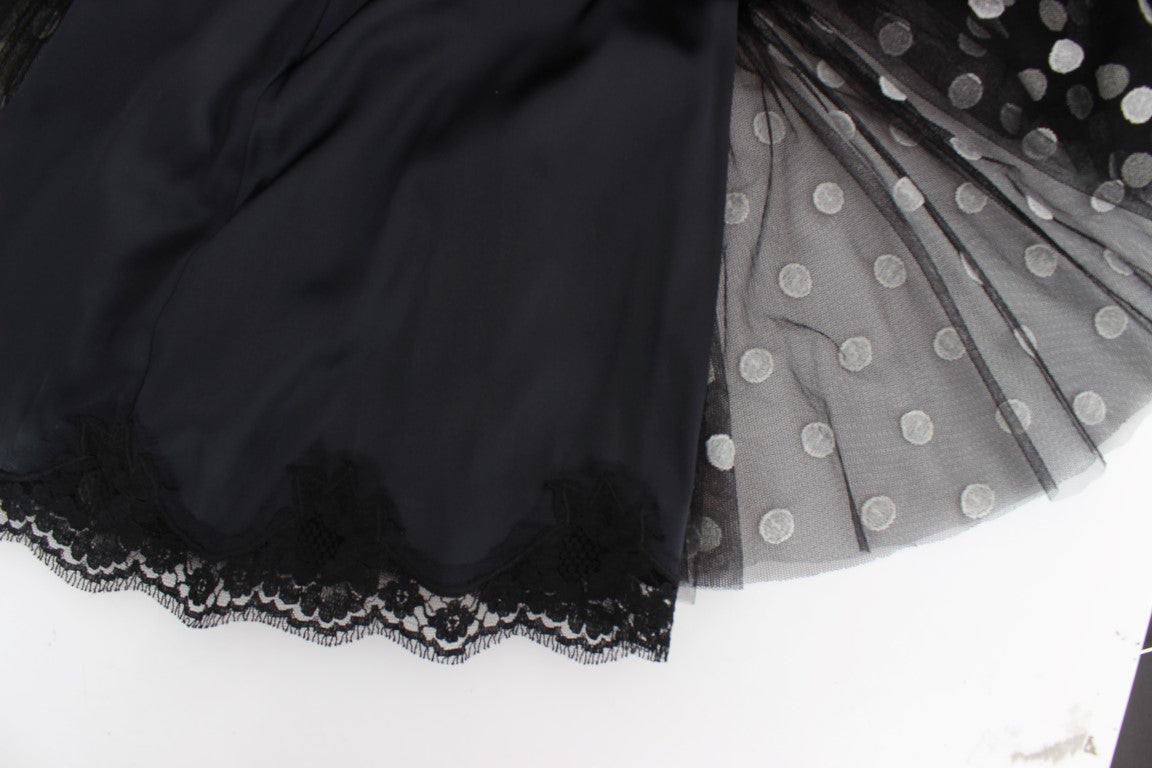Schwarz-weißes gepunktetes Rüschenkleid