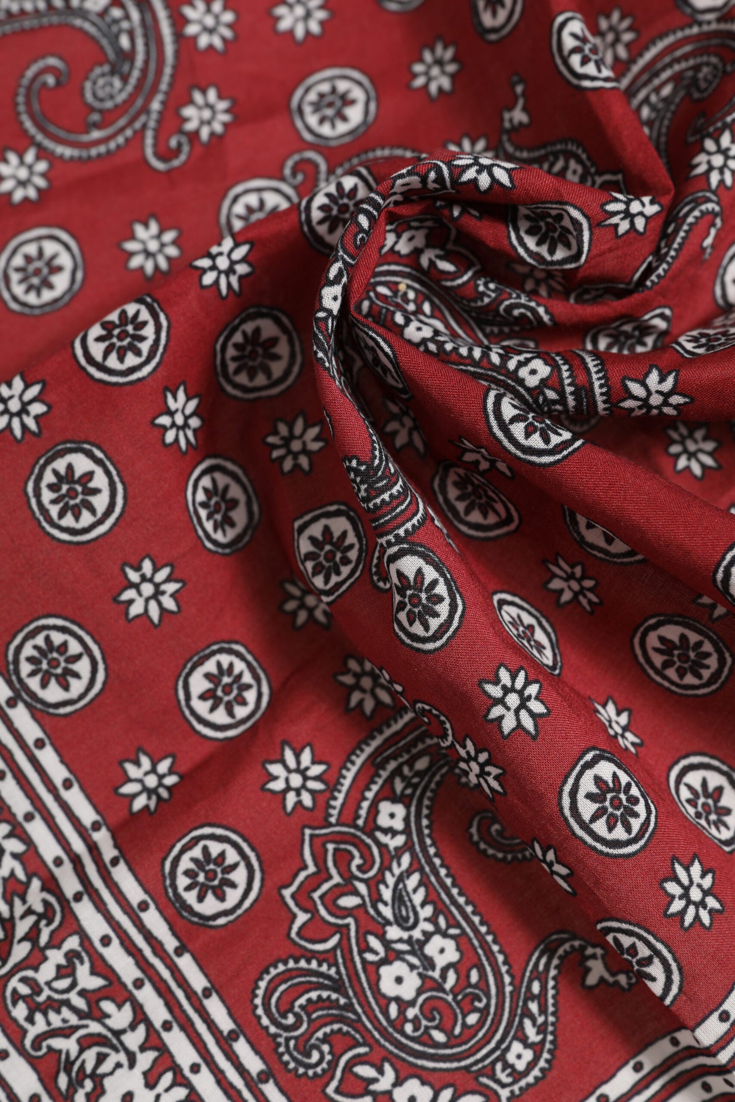 Roter quadratischer Foulard aus Baumwolle mit Blumenmuster