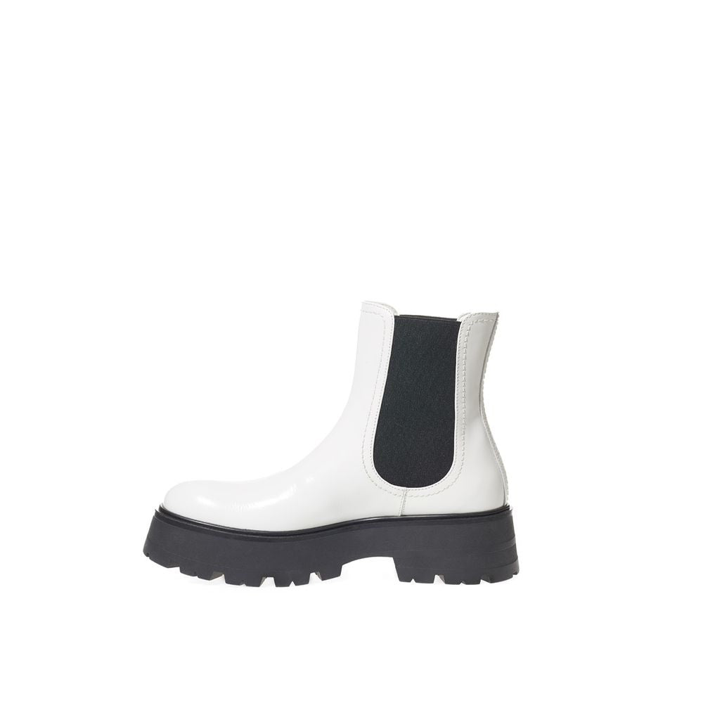 Schwarz-weißer Lederstiefel