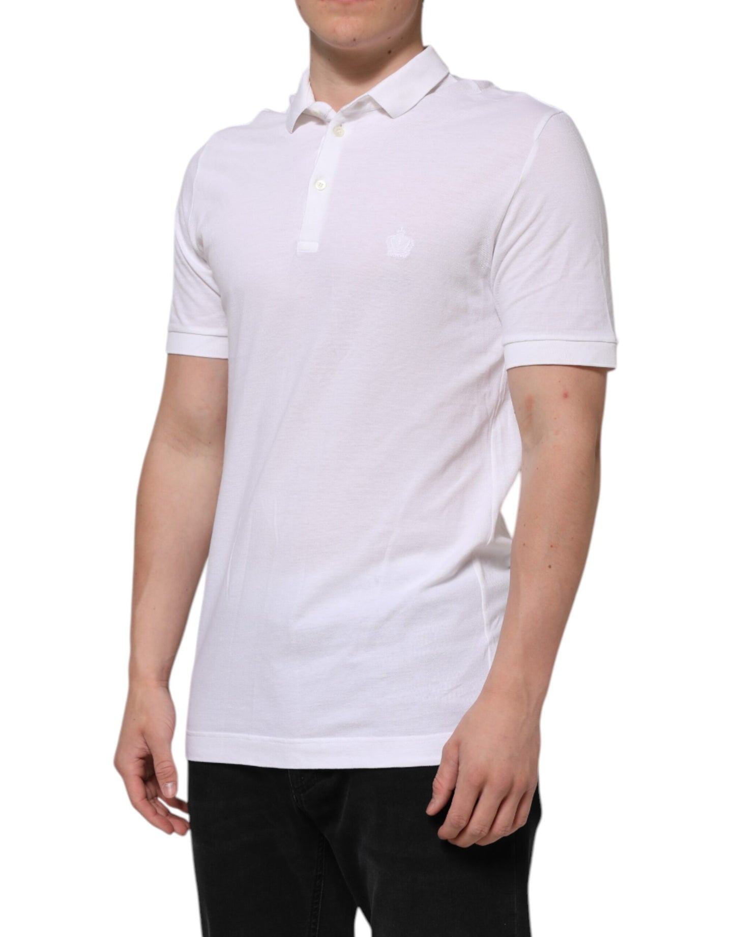 Weißes Herren-T-Shirt mit Kragen und kurzen Ärmeln und Krone
