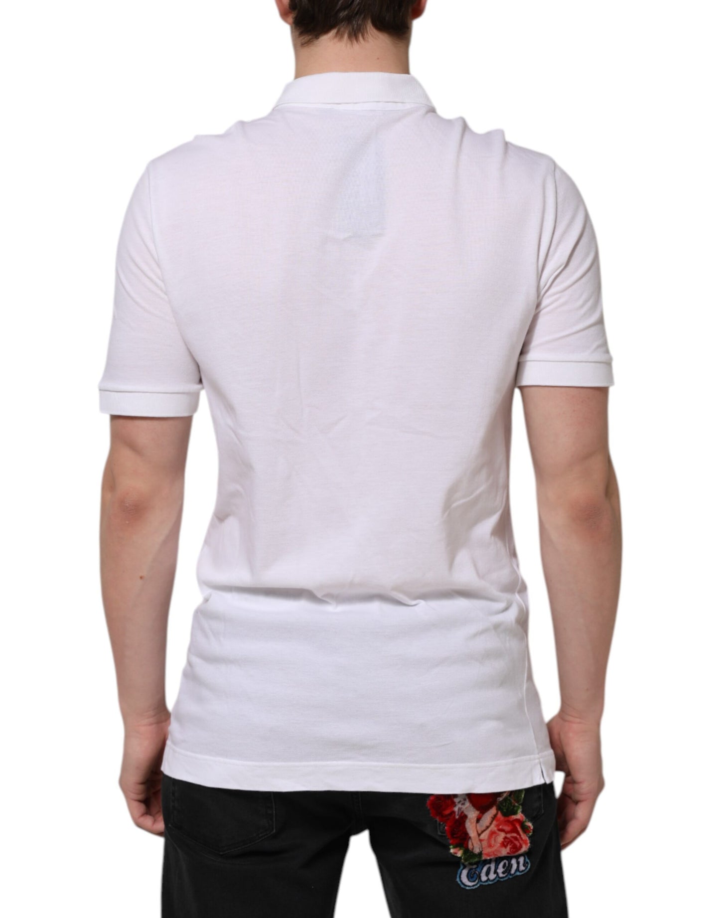 Weißes Herren-T-Shirt mit Kragen und kurzen Ärmeln und Krone