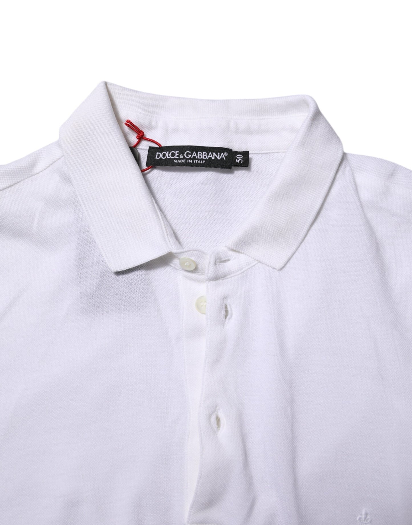 Weißes Herren-T-Shirt mit Kragen und kurzen Ärmeln und Krone