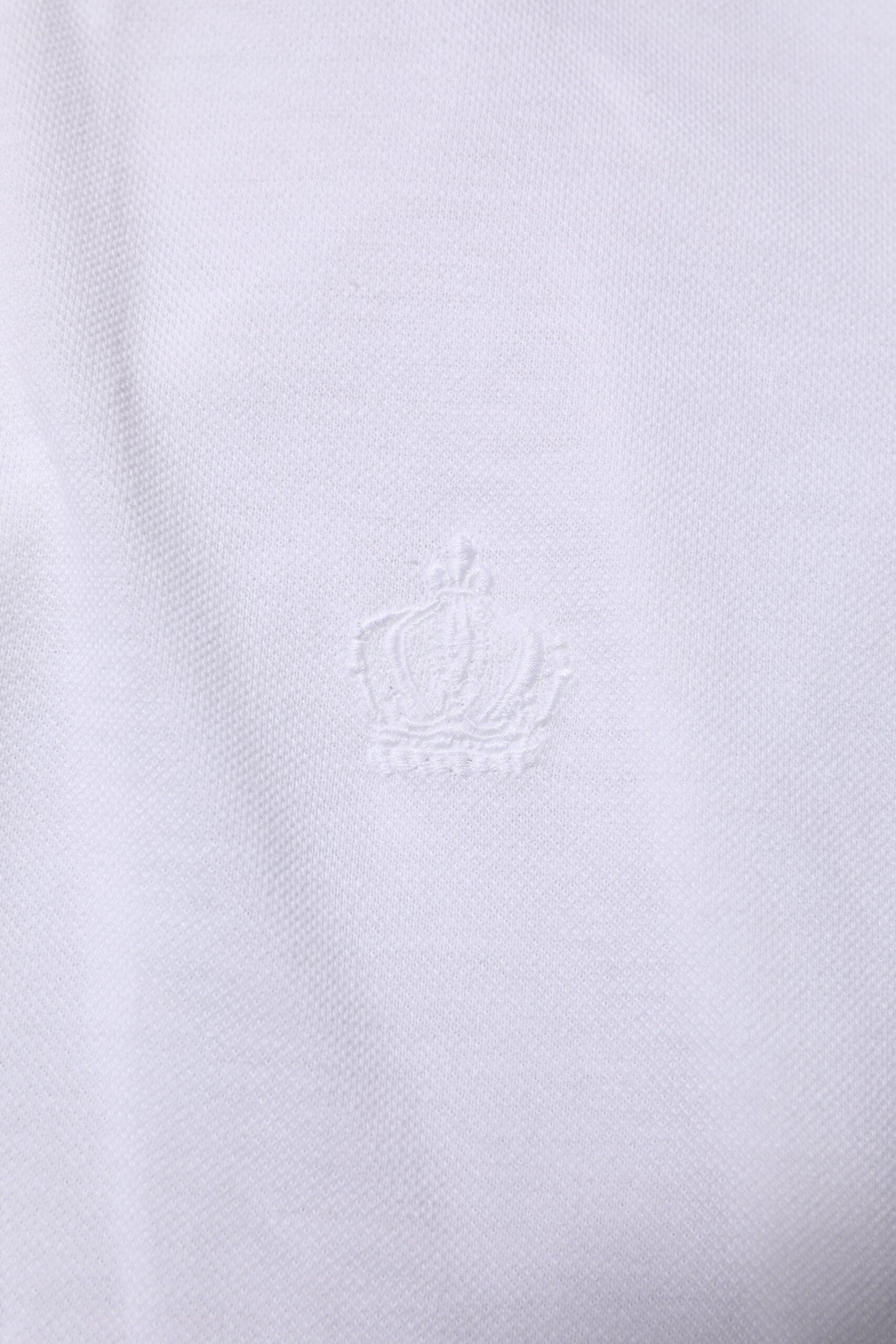 Weißes Herren-T-Shirt mit Kragen und kurzen Ärmeln und Krone