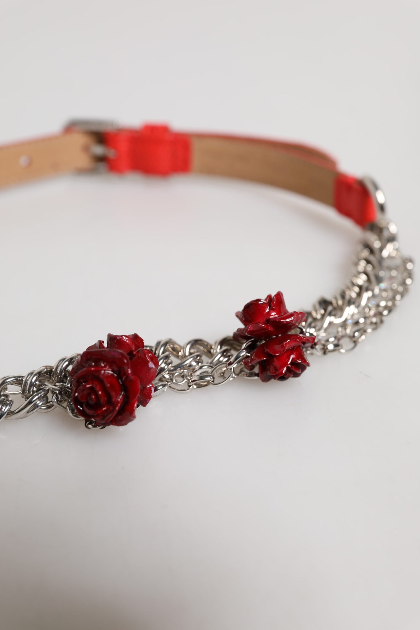 Roter Cintura-Gürtel aus Leder mit silberner Kette und Blumenmuster