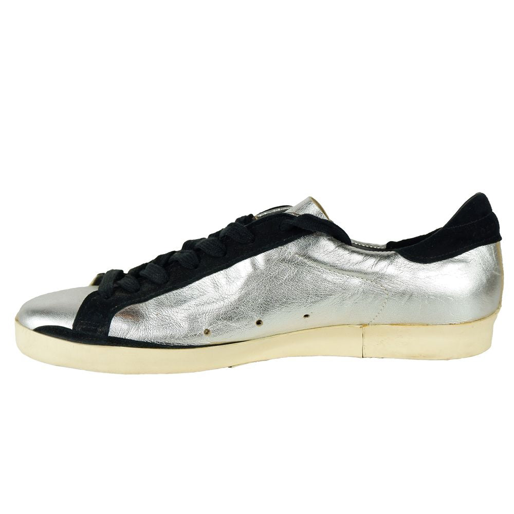 Grauer Sneaker aus Kalbsleder