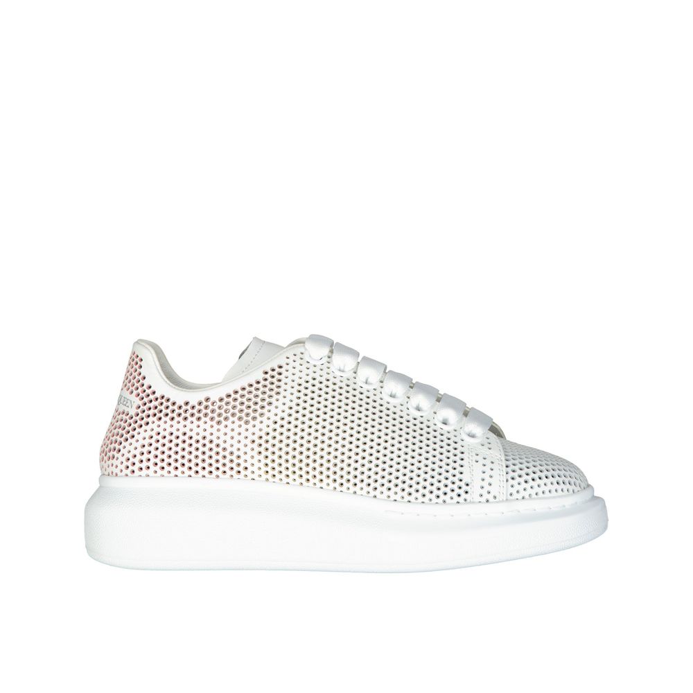 Übergroße Sneakers mit gepunktetem Cut-Out