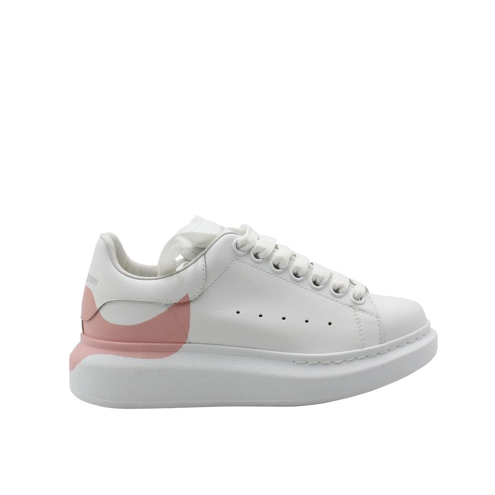 Übergroße Turnschuhe