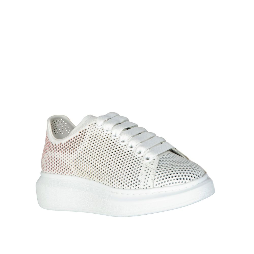 Übergroße Sneakers mit gepunktetem Cut-Out