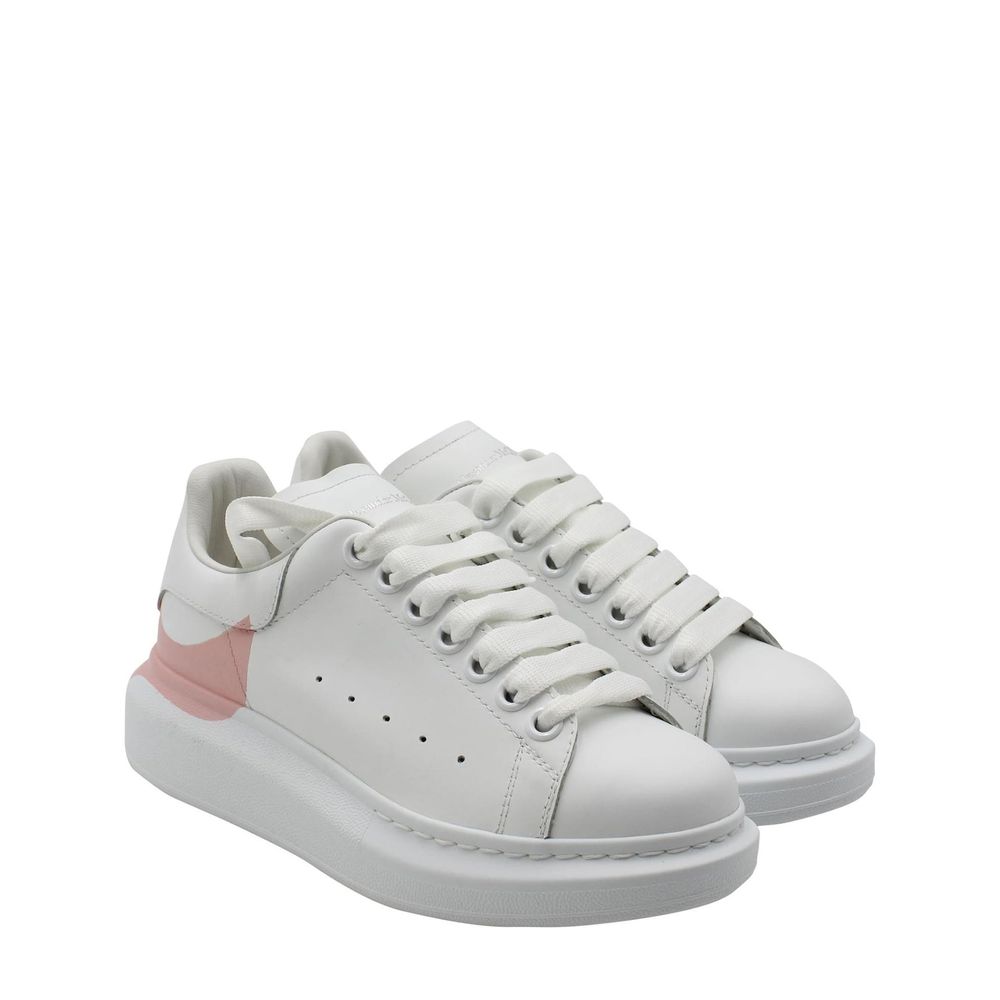 Übergroße Turnschuhe