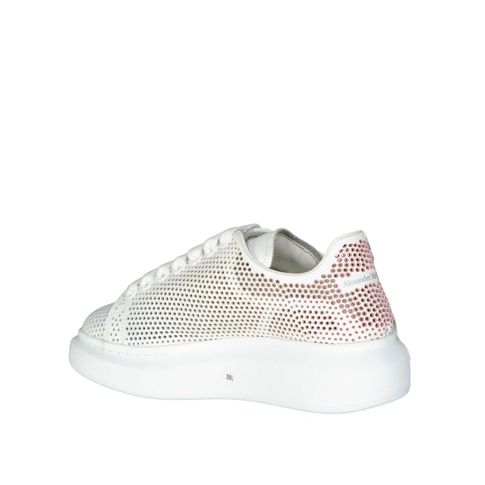 Übergroße Sneakers mit gepunktetem Cut-Out