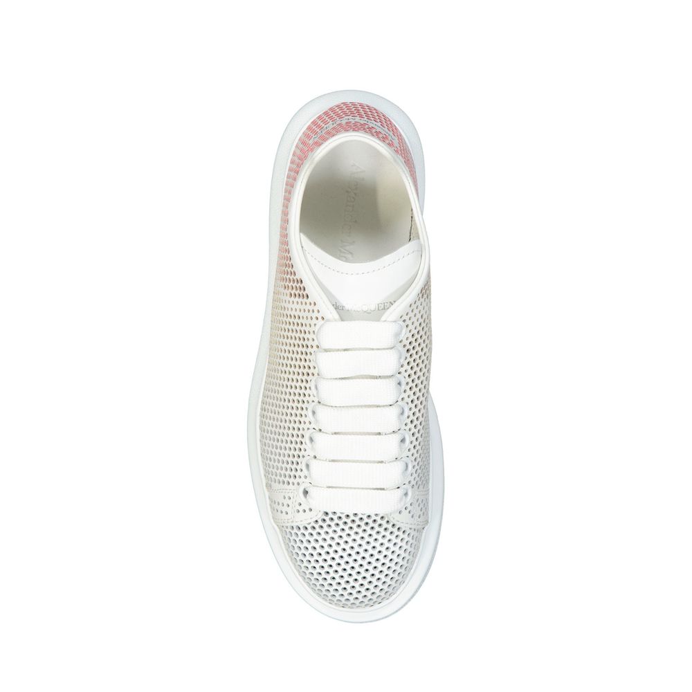Übergroße Sneakers mit gepunktetem Cut-Out