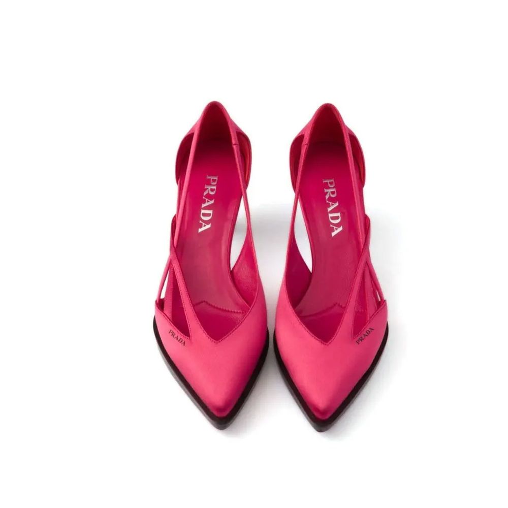 55 mm hohe Satin-Pumps mit Cut-Outs