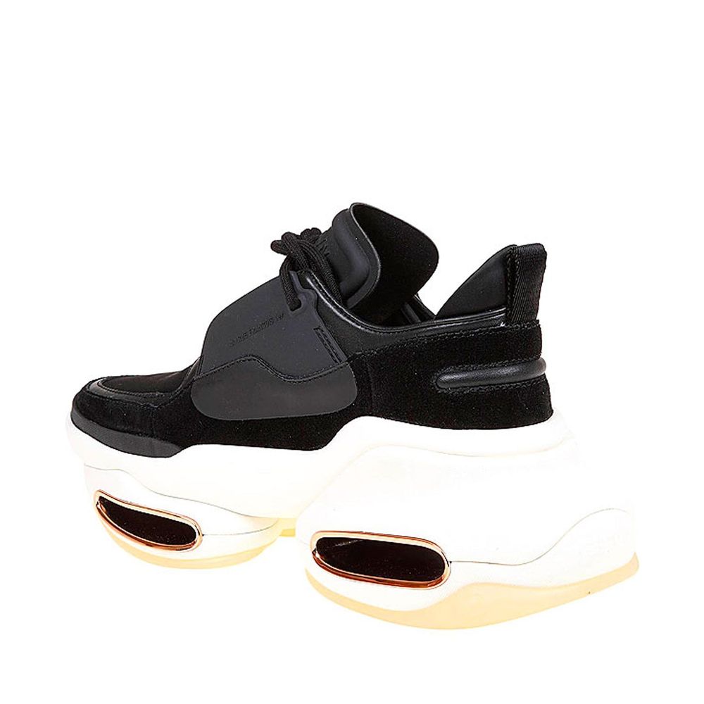 Sneakers aus Leder und Stoff