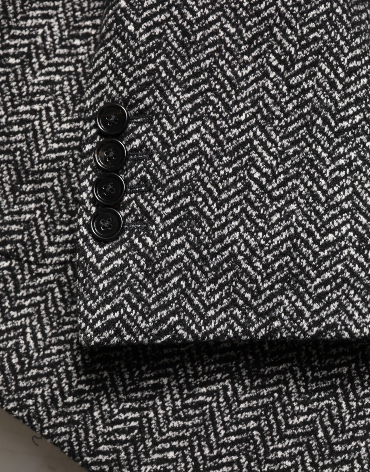 Schwarz-weißer zweireihiger Herrenanzug-Blazer